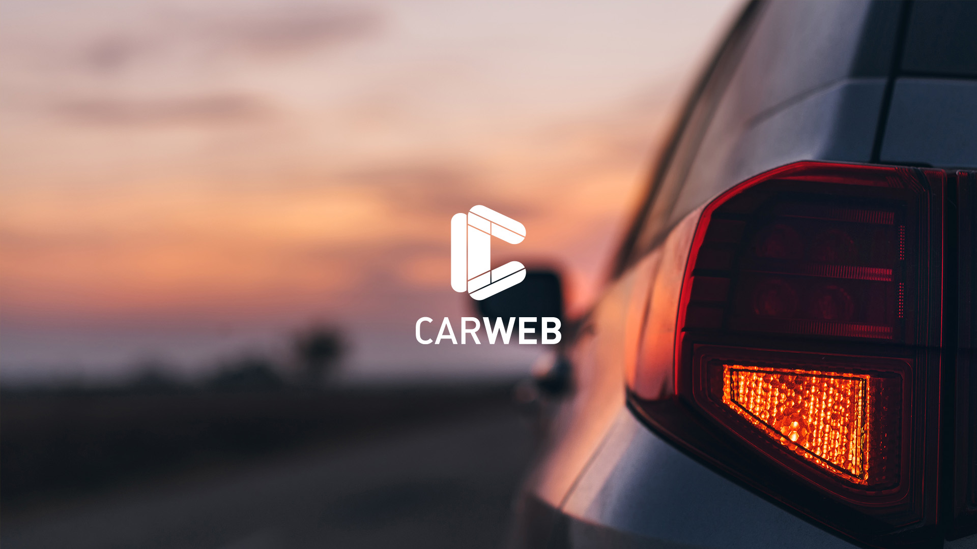 Bil i solnedgang med Carweb logo