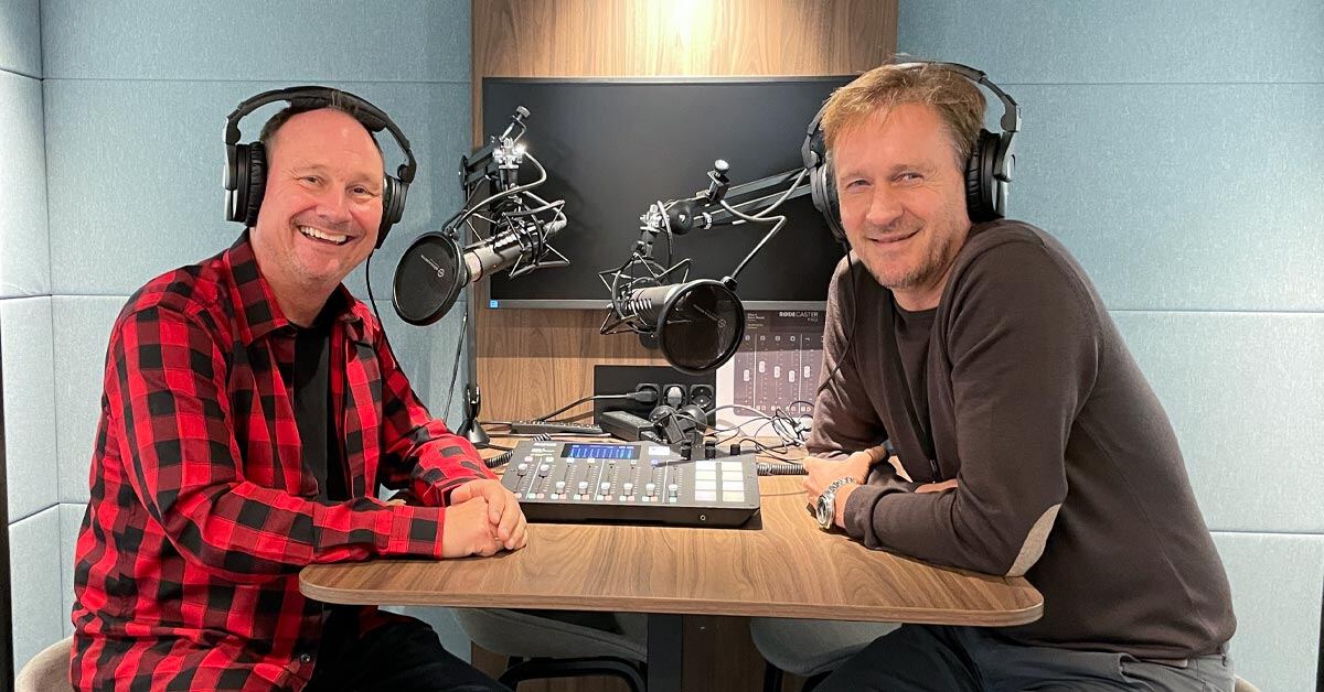 Kim og Paal i studio som spiller inn podcasten Ikke FÆRDig snakka